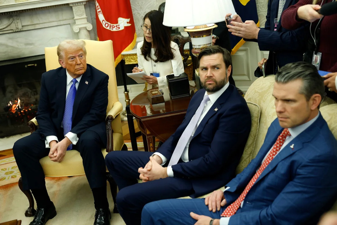 唐纳德·特朗普总统（左）、副总统 JD Vance（中）和国防部长 Pete Hegseth 在白宫椭圆形办公室与日本首相  ...